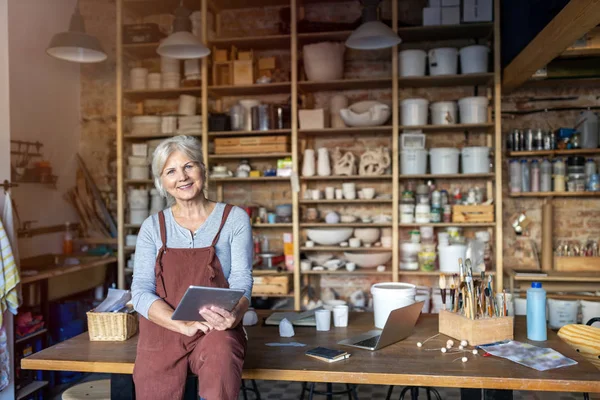 Seniorin Mit Tablet Computer Kunstatelier — Stockfoto