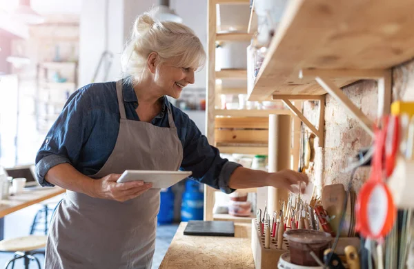 Senior Craftswoman Tablet Computer Art Studio — Stock Photo, Image