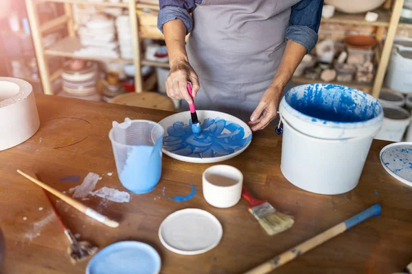 Reife Handwerkerin Beim Bemalen Eines Tellers Aus Ton Kunstatelier — Stockfoto