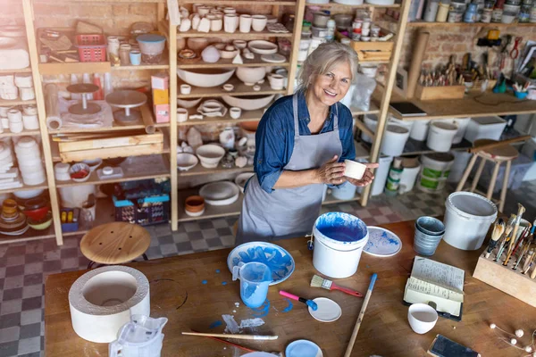 Ritratto Artista Ceramica Femminile Senior Nel Suo Studio Arte — Foto Stock