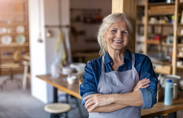 Porträt Einer Älteren Keramikkünstlerin Ihrem Atelier — Stockfoto