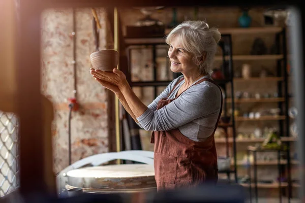 Portret Van Senior Vrouwelijke Aardewerk Kunstenaar Haar Atelier — Stockfoto