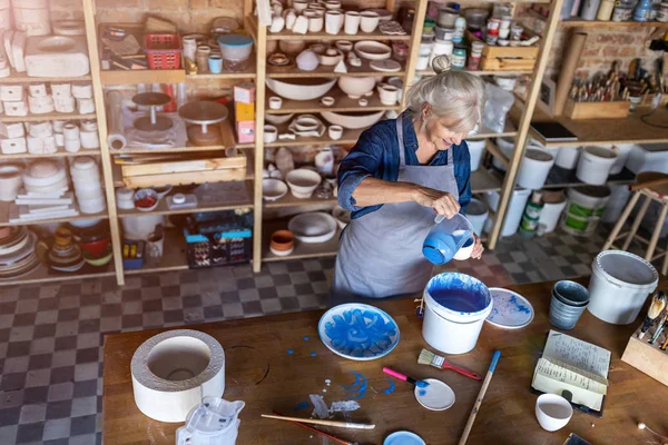 Retrato Artista Sênior Cerâmica Feminina Seu Estúdio Arte Imagem De Stock