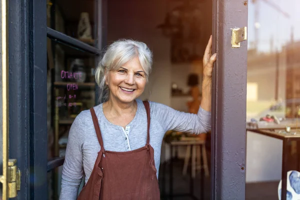 Porträt Einer Älteren Keramikkünstlerin Ihrem Atelier — Stockfoto