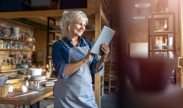 Seniorin Mit Tablet Computer Kunstatelier — Stockfoto