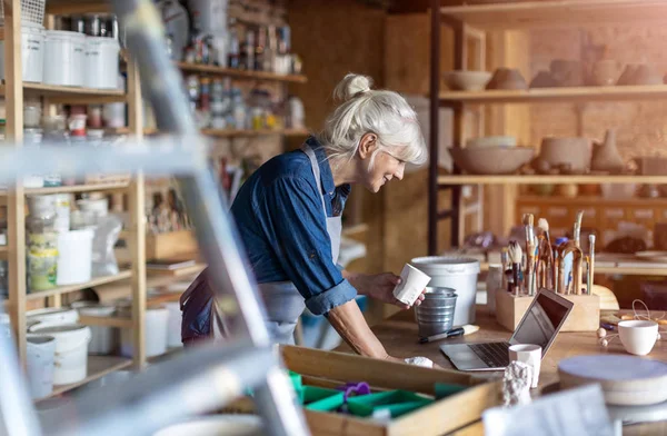 Portrét Seniorky Keramiky Jejím Ateliéru — Stock fotografie