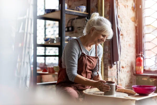 Oudere Vrouw Het Maken Van Keramische Werk Met Pottenbakkerswiel — Stockfoto