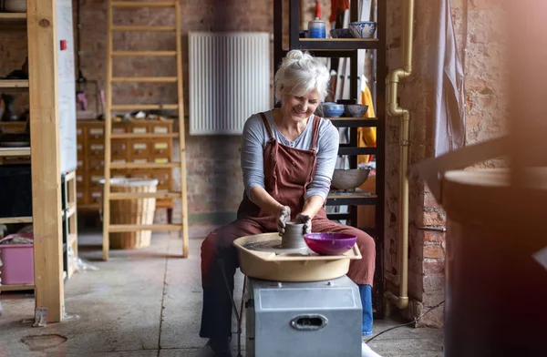 Oudere Vrouw Het Maken Van Keramische Werk Met Pottenbakkerswiel — Stockfoto