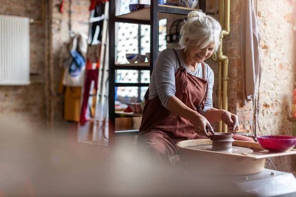 Mulher Idosa Fazendo Trabalho Cerâmico Com Roda Oleiro — Fotografia de Stock