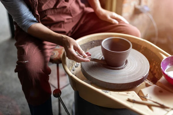 Starsza Kobieta Wykonująca Ceramiczną Pracę Kołem Garncarskim — Zdjęcie stockowe