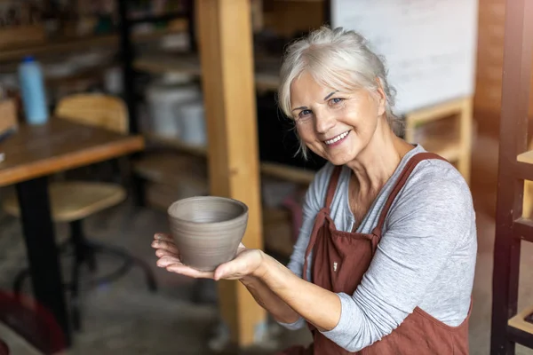 Porträt Einer Älteren Keramikkünstlerin Ihrem Atelier — Stockfoto