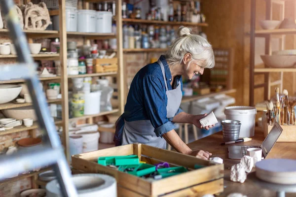 Portretul Unei Artiste Ceramică Din Studioul Artă fotografii de stoc fără drepturi de autor