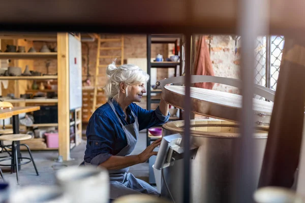 Portret Van Senior Vrouwelijke Aardewerk Kunstenaar Haar Atelier — Stockfoto