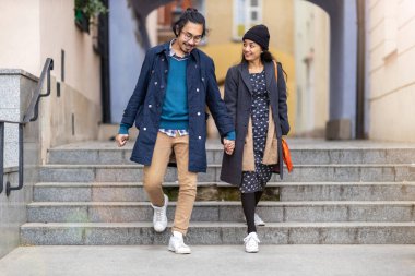 Mutlu genç çift, eski şehir Varşova, Polonya 'da yürüyor.