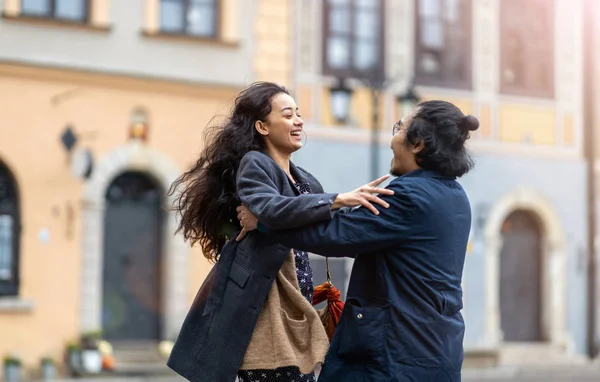 Pareja Joven Feliz Caminando Por Ciudad Vieja Varsovia Polonia —  Fotos de Stock