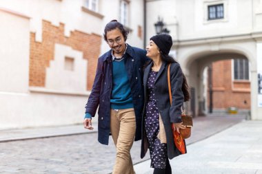 Mutlu genç çift, eski şehir Varşova, Polonya 'da yürüyor.