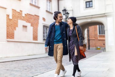 Mutlu genç çift, eski şehir Varşova, Polonya 'da yürüyor.