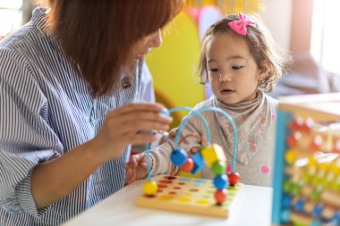 Anne bebeğiyle oynuyor.