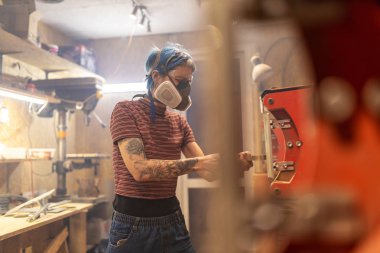 Atölyesinde kendine güvenen genç bir zanaatkar.