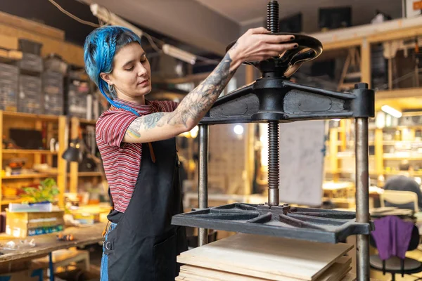 Confident Young Craftswoman Her Workshop — Stock Photo, Image