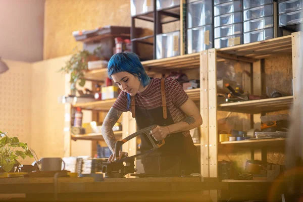 Mujer Cortando Bloques Madera Usando Sierra Manual Taller — Foto de Stock