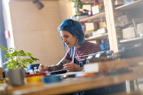 Selbstbewusste Junge Handwerkerin Ihrer Werkstatt — Stockfoto