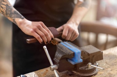 Ahlak zinciriyle çalışan kadın marangoz.