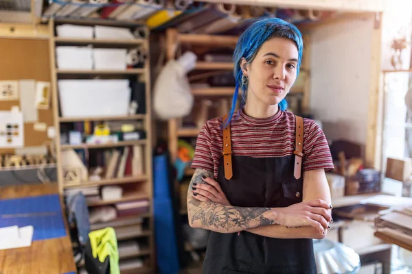 Selbstbewusste Junge Handwerkerin Ihrer Werkstatt — Stockfoto