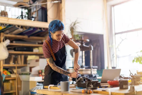 Confident Young Craftswoman Her Workshop — Stock Photo, Image