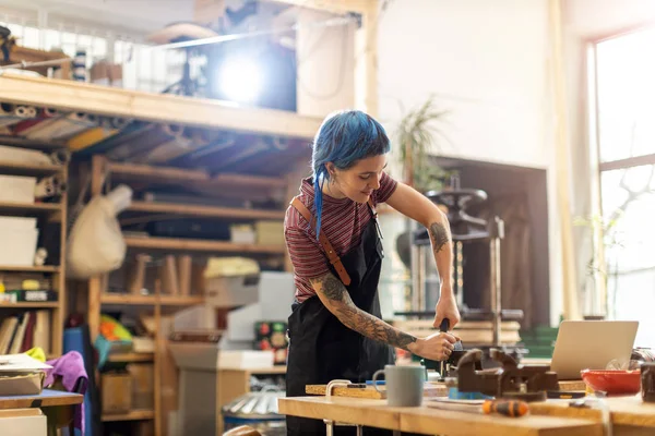 Selbstbewusste Junge Handwerkerin Ihrer Werkstatt — Stockfoto