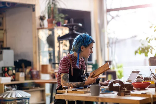 Young Woman Using Laptop Her Workshop — Stock Photo, Image