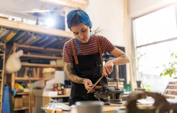 Selbstbewusste Junge Handwerkerin Ihrer Werkstatt — Stockfoto