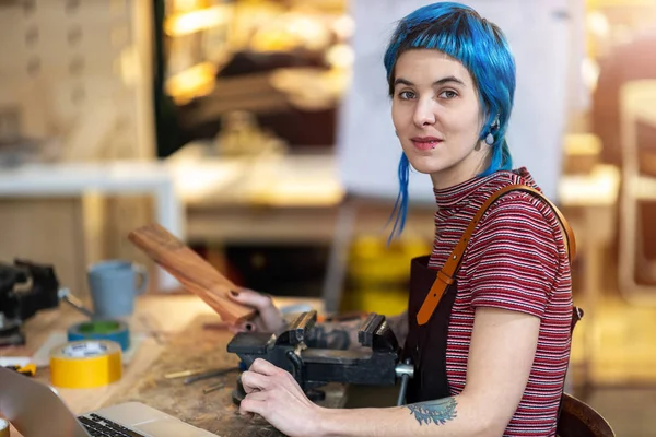 Joven Artesana Confiada Taller — Foto de Stock