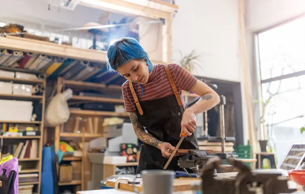 Zelfverzekerde Jonge Ambachtsman Haar Atelier — Stockfoto