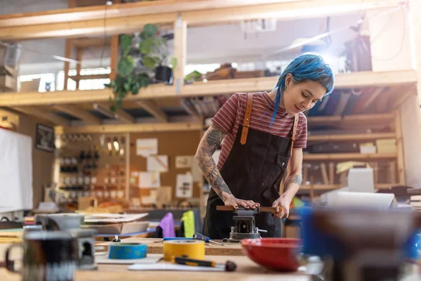 Selbstbewusste Junge Handwerkerin Ihrer Werkstatt — Stockfoto