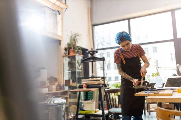 Selbstbewusste Junge Handwerkerin Ihrer Werkstatt — Stockfoto