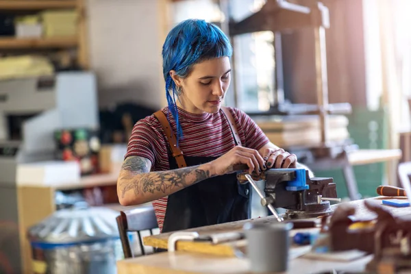 Zelfverzekerde Jonge Ambachtsman Haar Atelier — Stockfoto