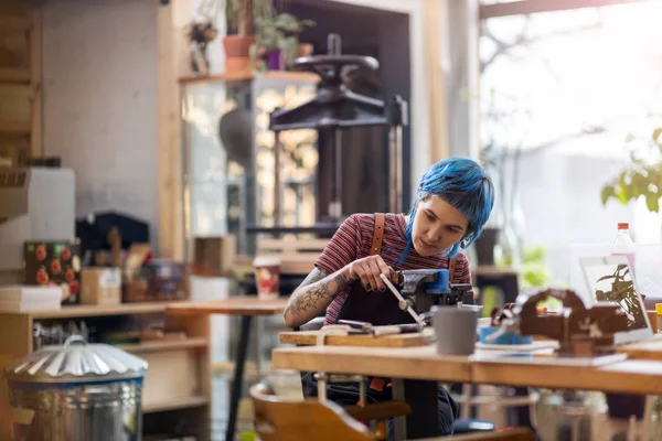 Selbstbewusste Junge Handwerkerin Ihrer Werkstatt — Stockfoto