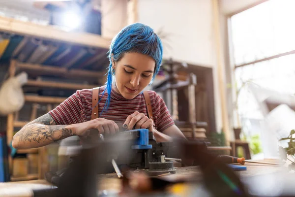 Selbstbewusste Junge Handwerkerin Ihrer Werkstatt — Stockfoto