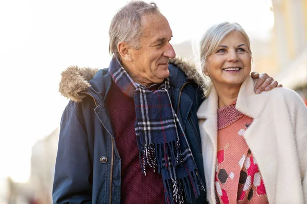 Senior Par Promenader Stadens Gata Vinterdagen — Stockfoto
