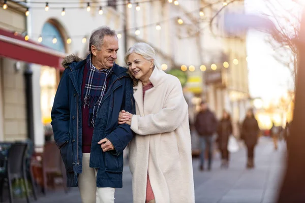 Casal Sênior Andando Rua Cidade Dia Inverno — Fotografia de Stock