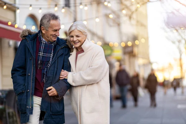 Senior Par Promenader Stadens Gata Vinterdagen — Stockfoto