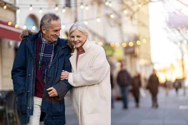 Pareja Mayor Caminando Por Calle Ciudad Día Invierno — Foto de Stock