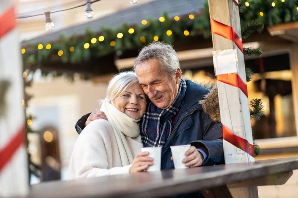 Feliz Casal Sênior Divertindo Mercado Natal — Fotografia de Stock