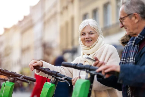 Pareja Mayor Con Scooter Eléctrico Smartphone Ciudad —  Fotos de Stock