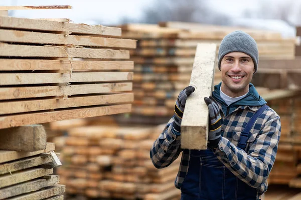 Młody Pracownik Składzie Drewna — Zdjęcie stockowe