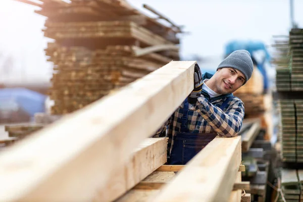 Joven Trabajador Masculino Almacén Madera — Foto de Stock