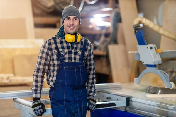 Joven Trabajador Masculino Almacén Madera — Foto de Stock