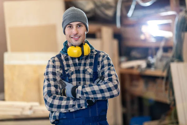 Joven Trabajador Masculino Almacén Madera — Foto de Stock