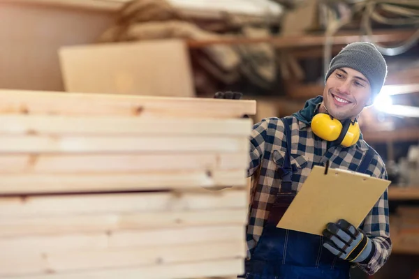 Junge Männliche Arbeiter Holzlager — Stockfoto